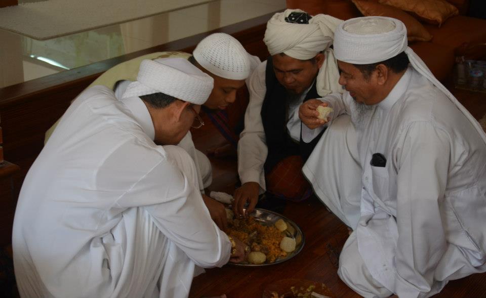 KH.Arifin Ilham sedang Makan berjamaah  Jamaah tabligh 
